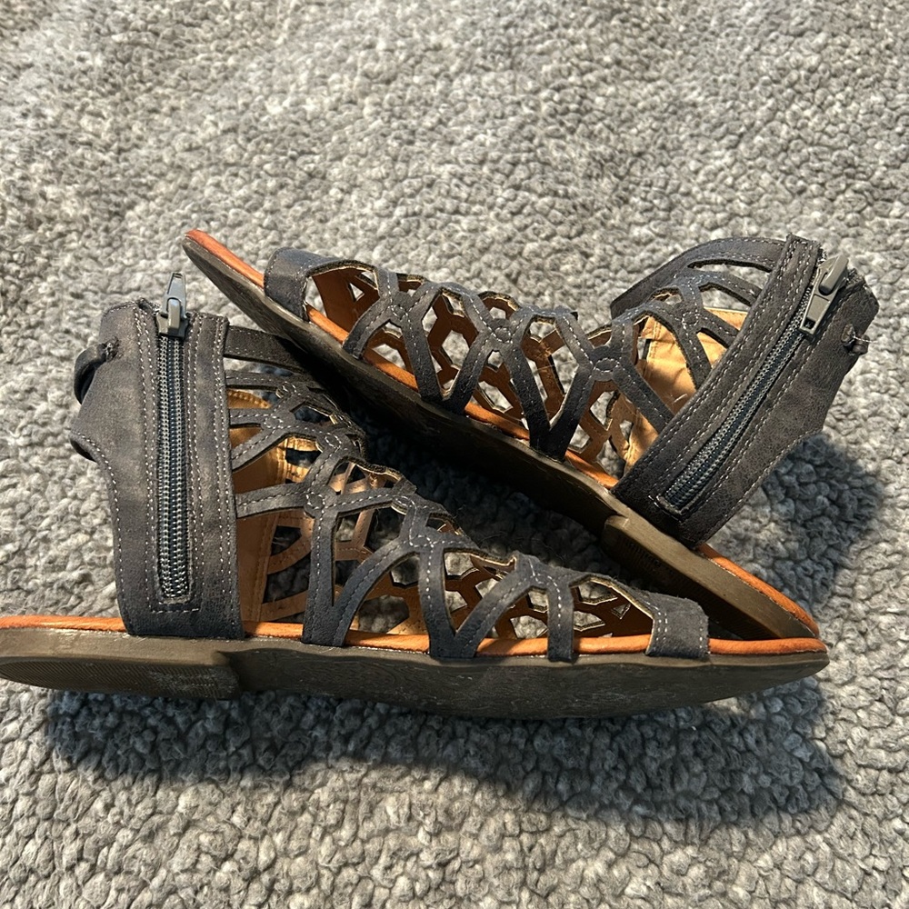Stylish Gray Gladiator Sandals - Picture 3 of 4